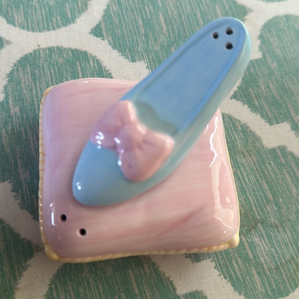 Cute salt and paper shaker set